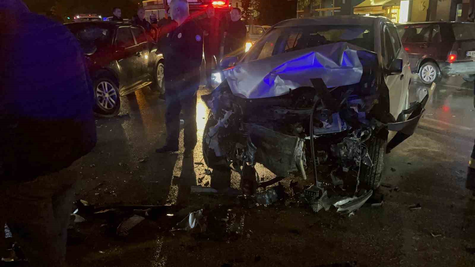 uc araca vurup yoluna devam etti karsi seritte otomobille kafa kafaya carpisti 1 yarali GgFDJ6gy