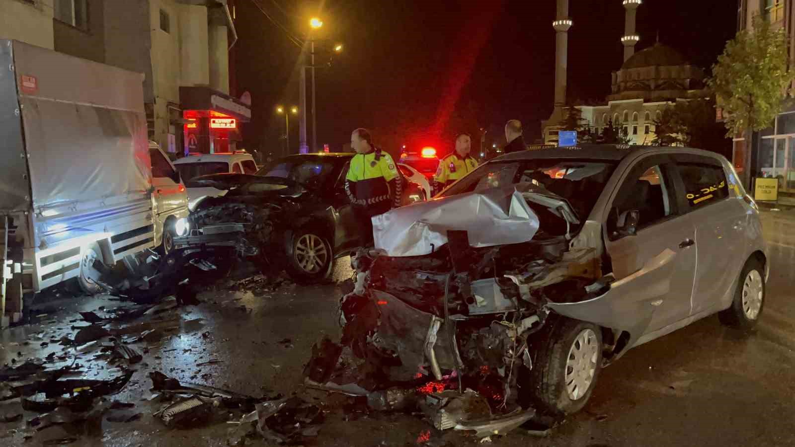 uc araca vurup yoluna devam etti karsi seritte otomobille kafa kafaya carpisti 1 yarali RUOsGZQJ