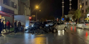 uc-araca-vurup-yoluna-devam-etti-karsi-seritte-otomobille-kafa-kafaya-carpisti-1-yarali-ihkrN9dk.jpg