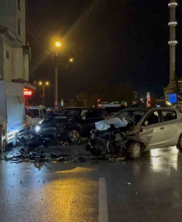 uc-araca-vurup-yoluna-devam-etti-karsi-seritte-otomobille-kafa-kafaya-carpisti-1-yarali-ihkrN9dk.jpg