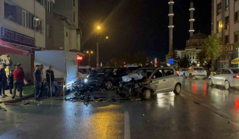 uc-araca-vurup-yoluna-devam-etti-karsi-seritte-otomobille-kafa-kafaya-carpisti-1-yarali-ihkrN9dk.jpg