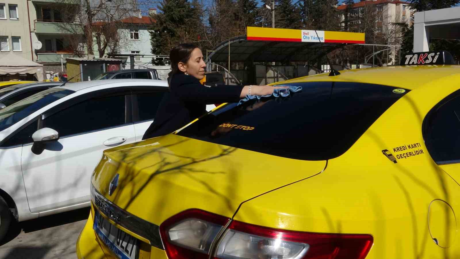 Üç çocuk annesi, taksi şoförlüğüyle hem ailesinin geçimine katkı sağlıyor hem de kadınlara örnek oluyor 5 uc cocuk annesi taksi soforluguyle hem ailesinin gecimine katki sagliyor hem de kadinlara ornek 8BrVNCAn