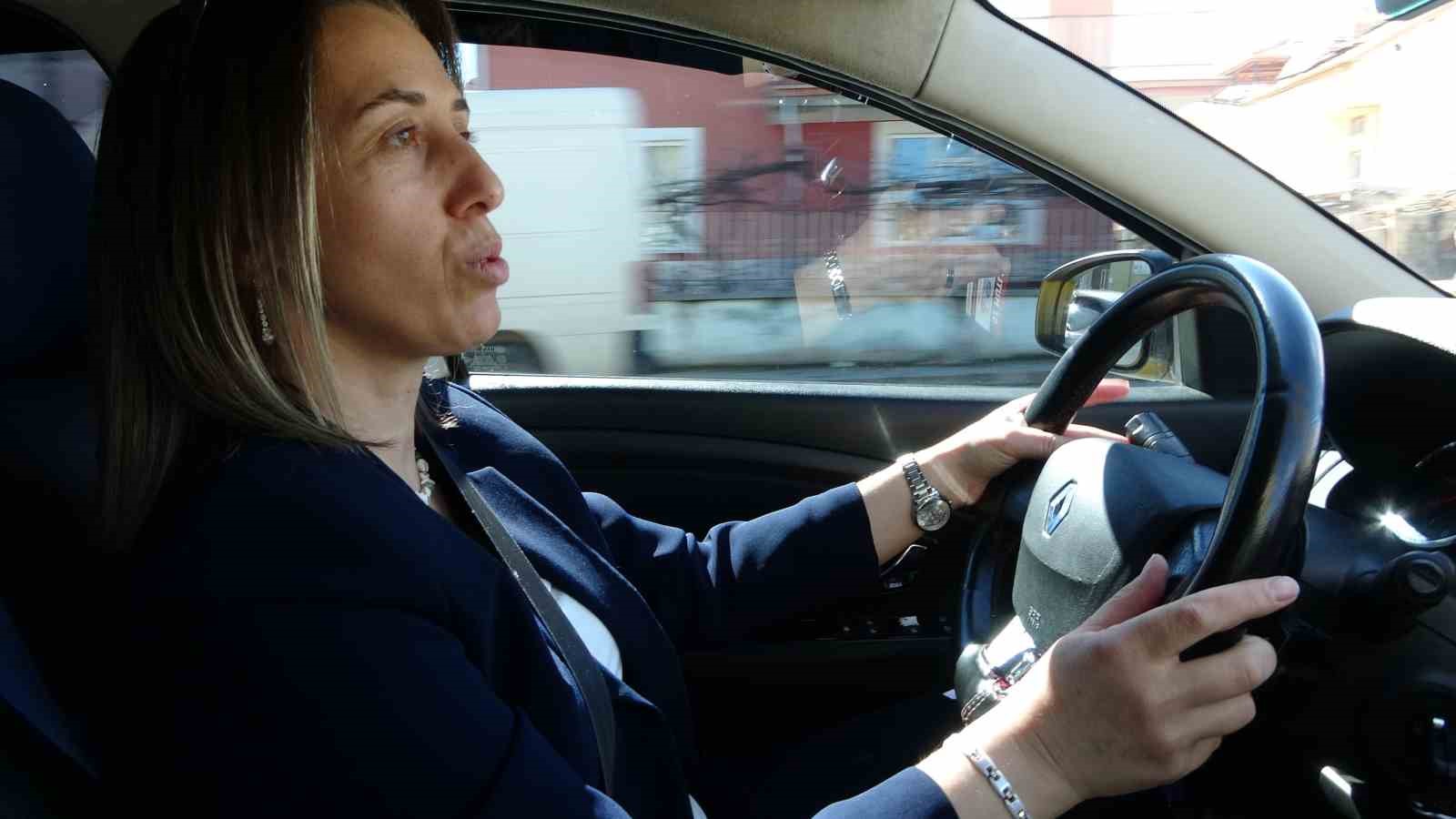 Üç çocuk annesi, taksi şoförlüğüyle hem ailesinin geçimine katkı sağlıyor hem de kadınlara örnek oluyor 7 uc cocuk annesi taksi soforluguyle hem ailesinin gecimine katki sagliyor hem de kadinlara ornek prEAyJ4Q