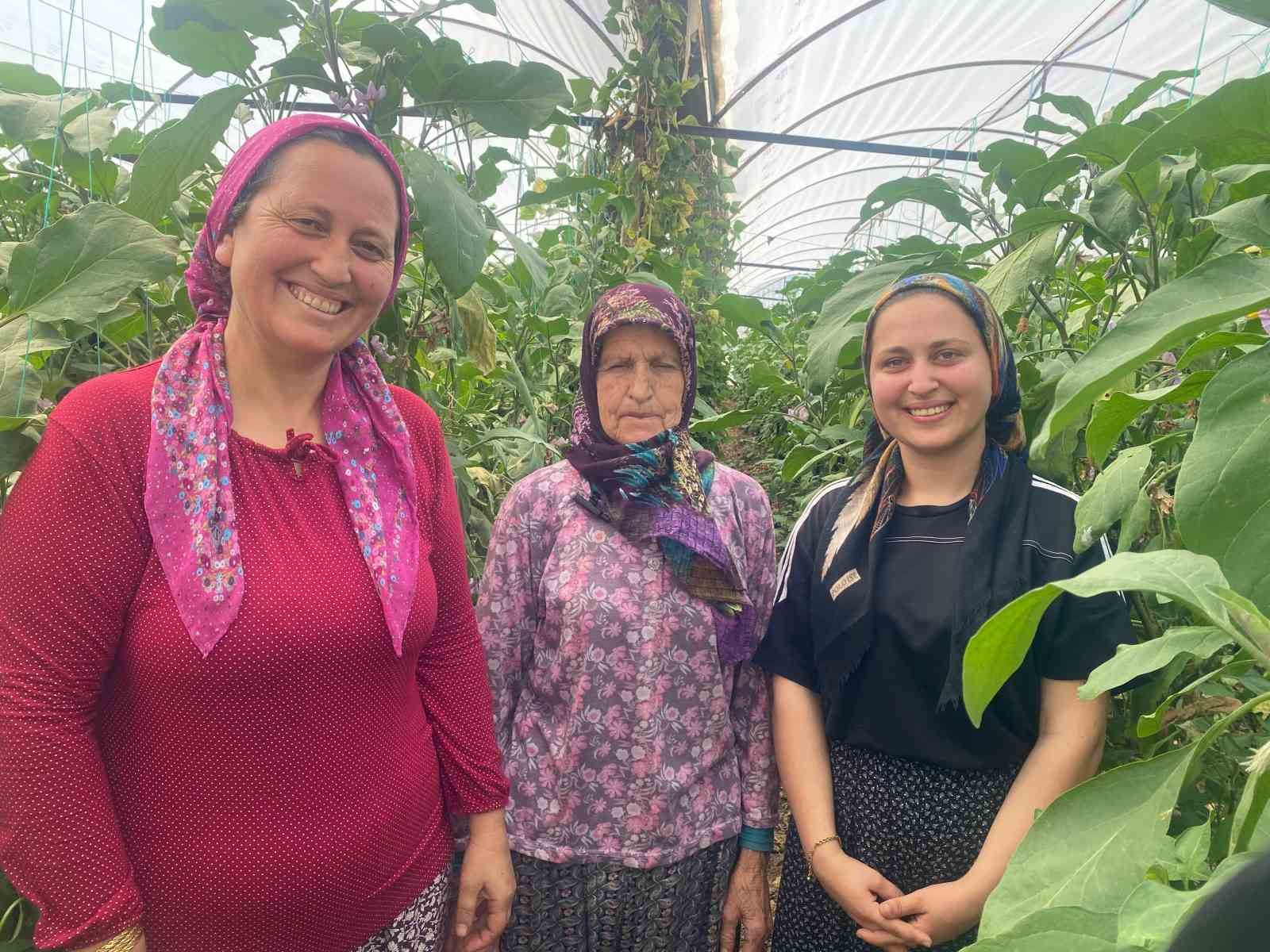 uc kusak kadin serada nineden toruna hem uretime hem aile ekonomisine katki sagliyorlar 3 Jepg2lrQ