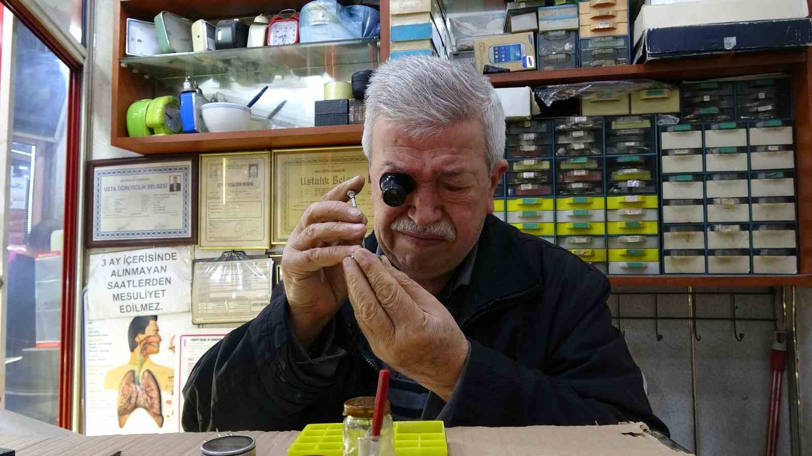 uc metrekarelik dukkanda 60 yildir zamana ince ayar veriyor 0 VeZGAkU4