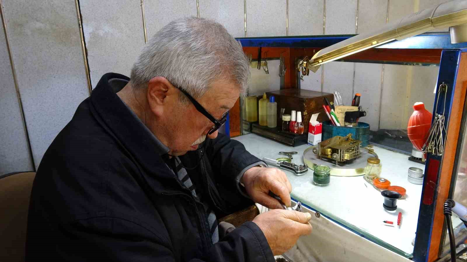 uc metrekarelik dukkanda 60 yildir zamana ince ayar veriyor 1 KJCyXFvG