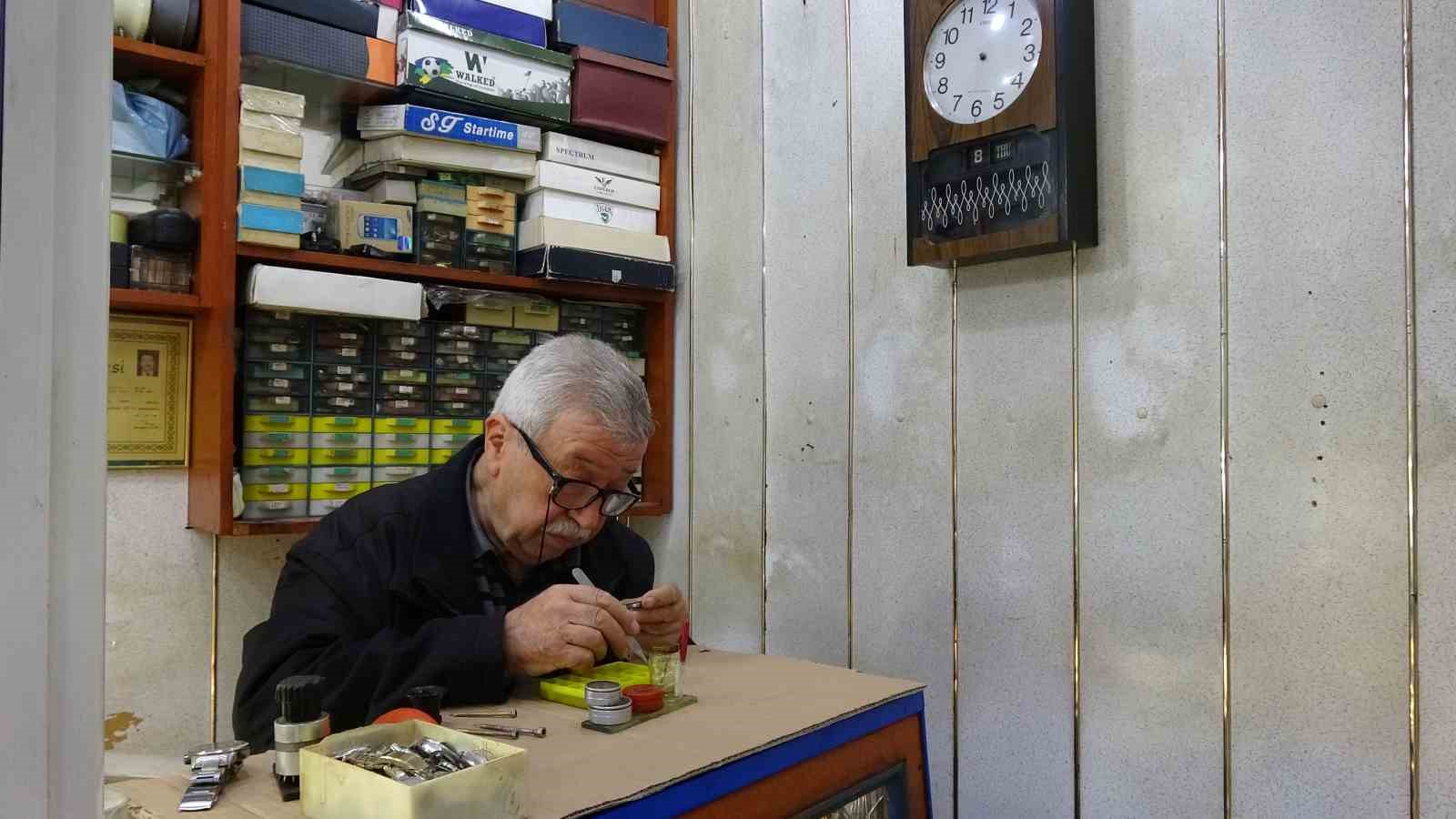 uc metrekarelik dukkanda 60 yildir zamana ince ayar veriyor 3 eN7U689v