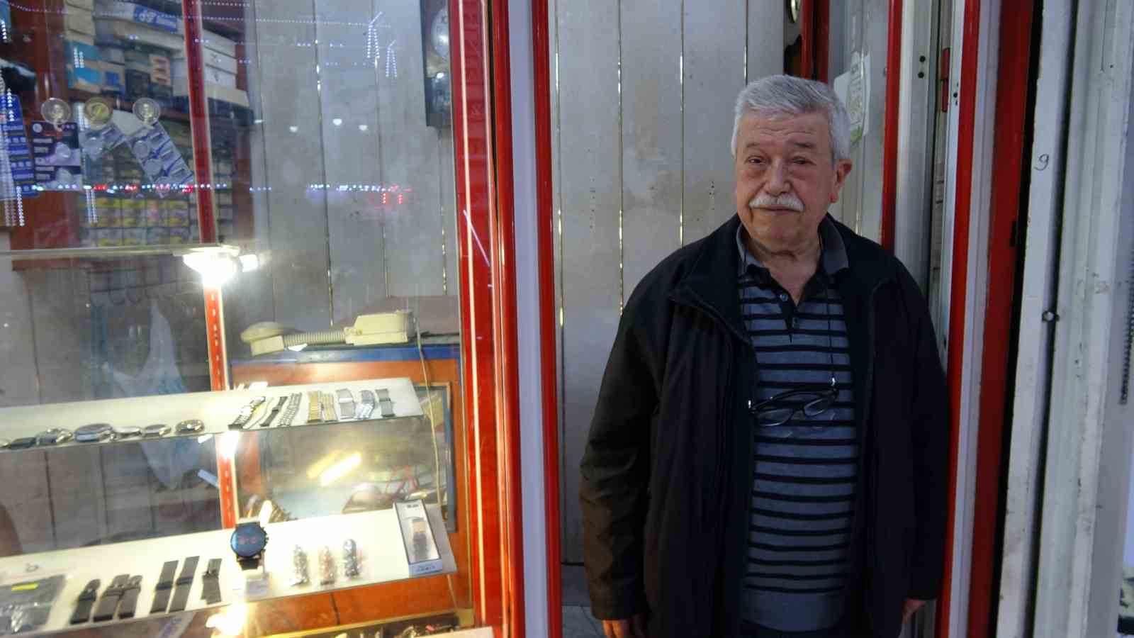 uc metrekarelik dukkanda 60 yildir zamana ince ayar veriyor 4 a416nTpB