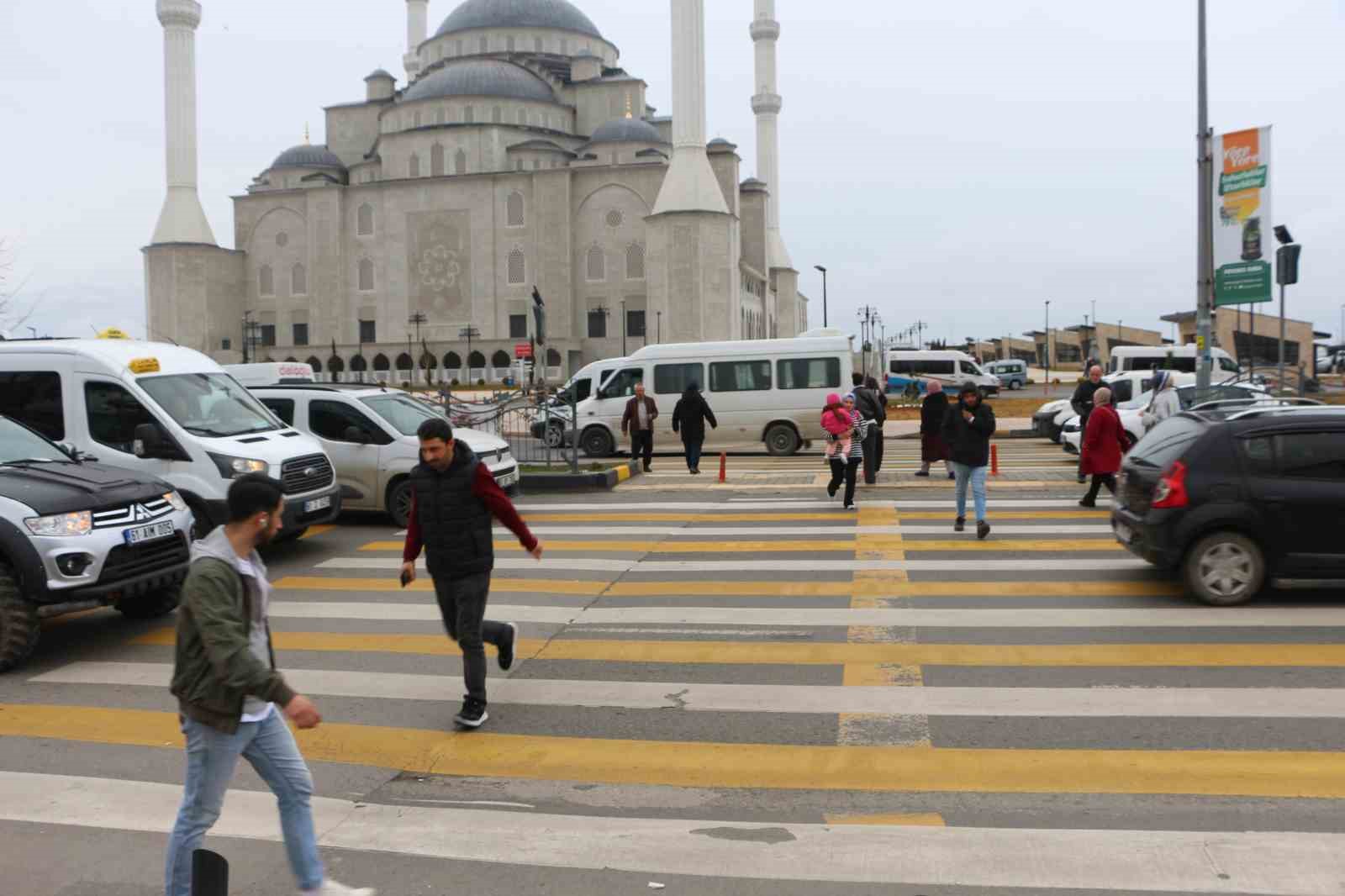 uc seritli yolda tehlikeli yaya gecidi korkutuyor 0 IWTTN9V1