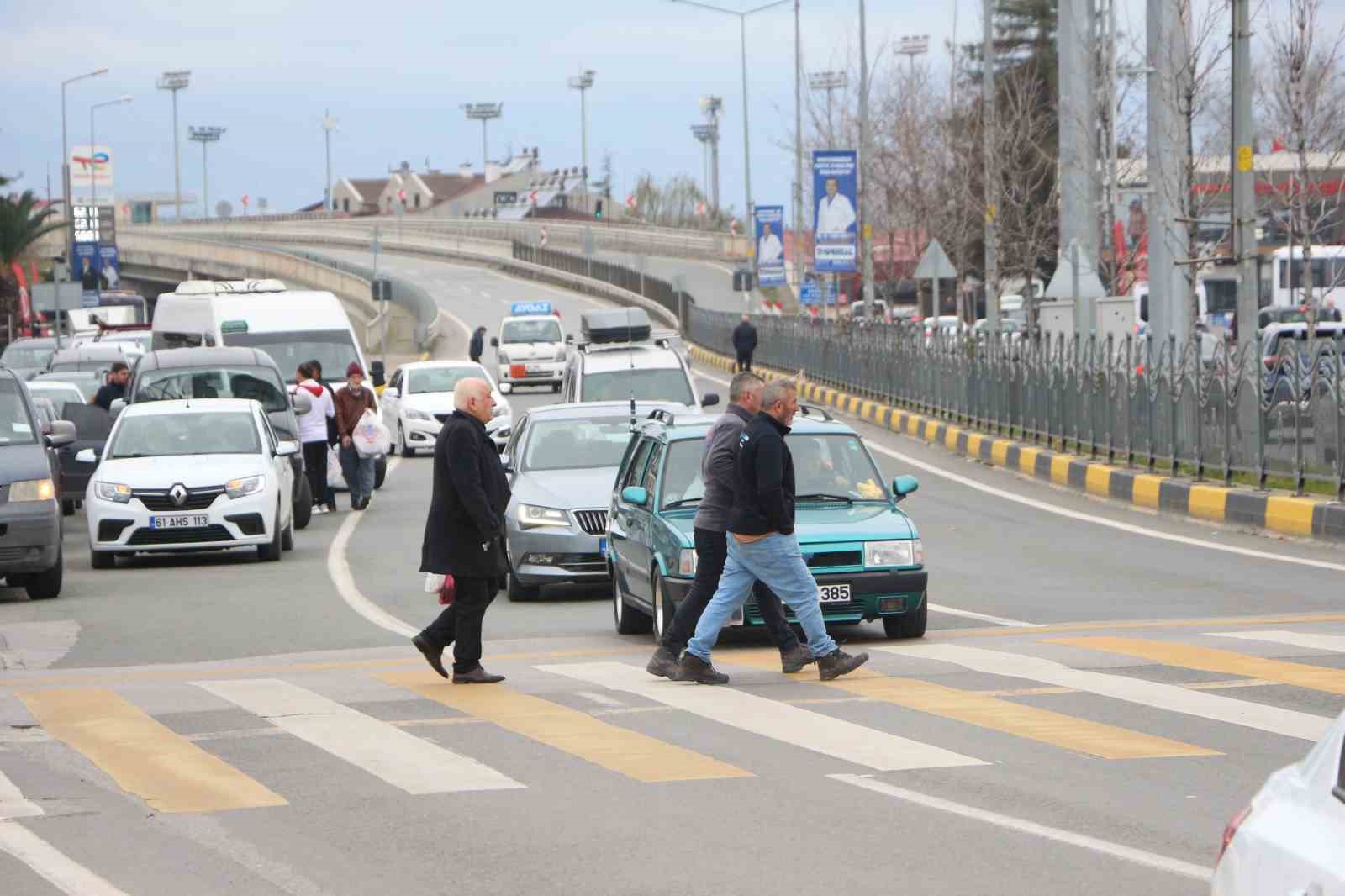 uc seritli yolda tehlikeli yaya gecidi korkutuyor 2