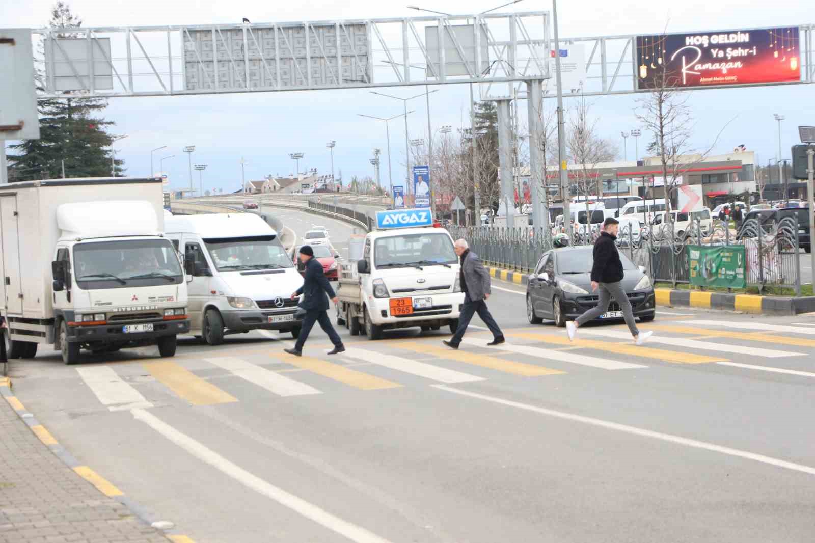 uc seritli yolda tehlikeli yaya gecidi korkutuyor 3 cK1tOCyh