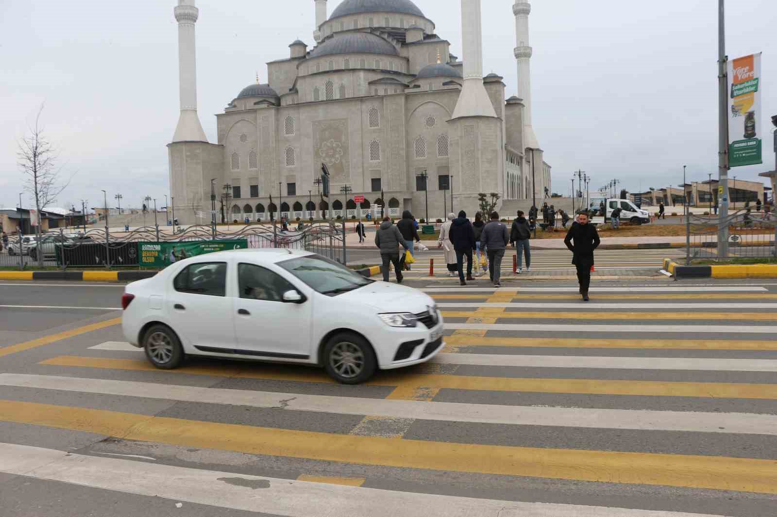 uc seritli yolda tehlikeli yaya gecidi korkutuyor 4