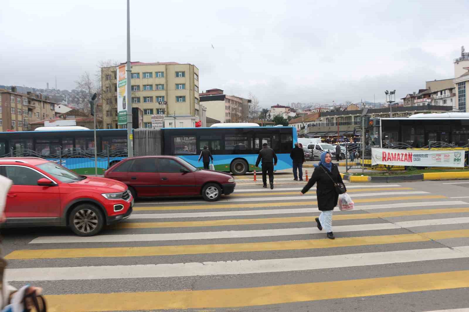 uc seritli yolda tehlikeli yaya gecidi korkutuyor 6 1ChvaPHG