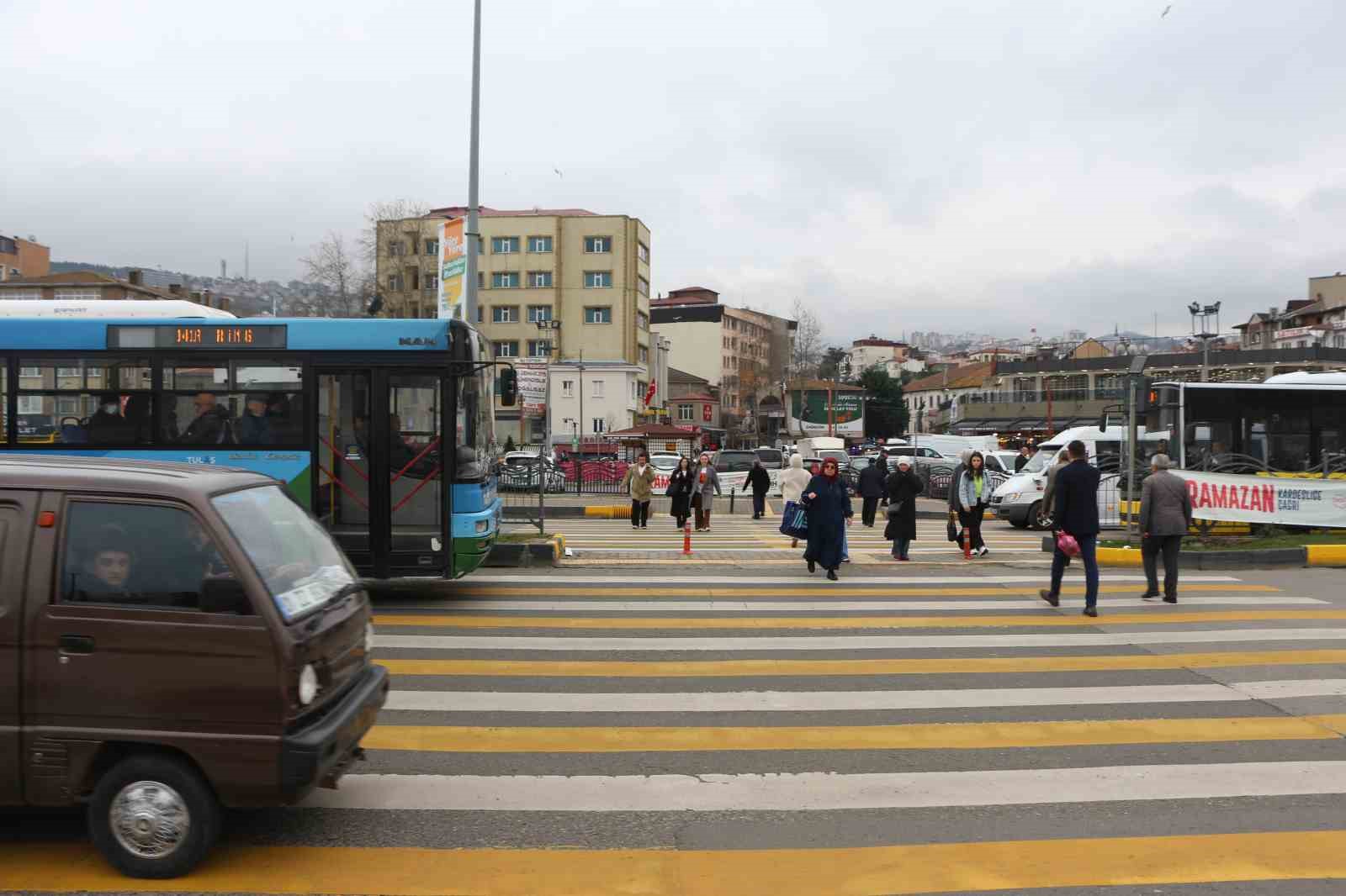 uc seritli yolda tehlikeli yaya gecidi korkutuyor 7