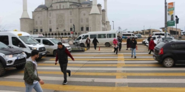 uc-seritli-yolda-tehlikeli-yaya-gecidi-korkutuyor-fB5WqDPC.jpg