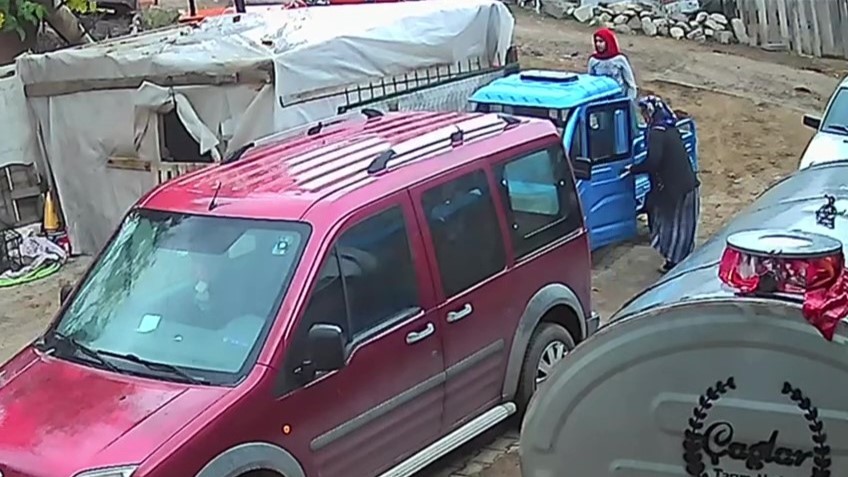 uc tekerlekli motosiklet dengesi kaybolunca devrildi kaza ani kamerada 1 HOLMG68u