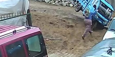 uc-tekerlekli-motosiklet-dengesi-kaybolunca-devrildi-kaza-ani-kamerada-dVb7kflq.jpg