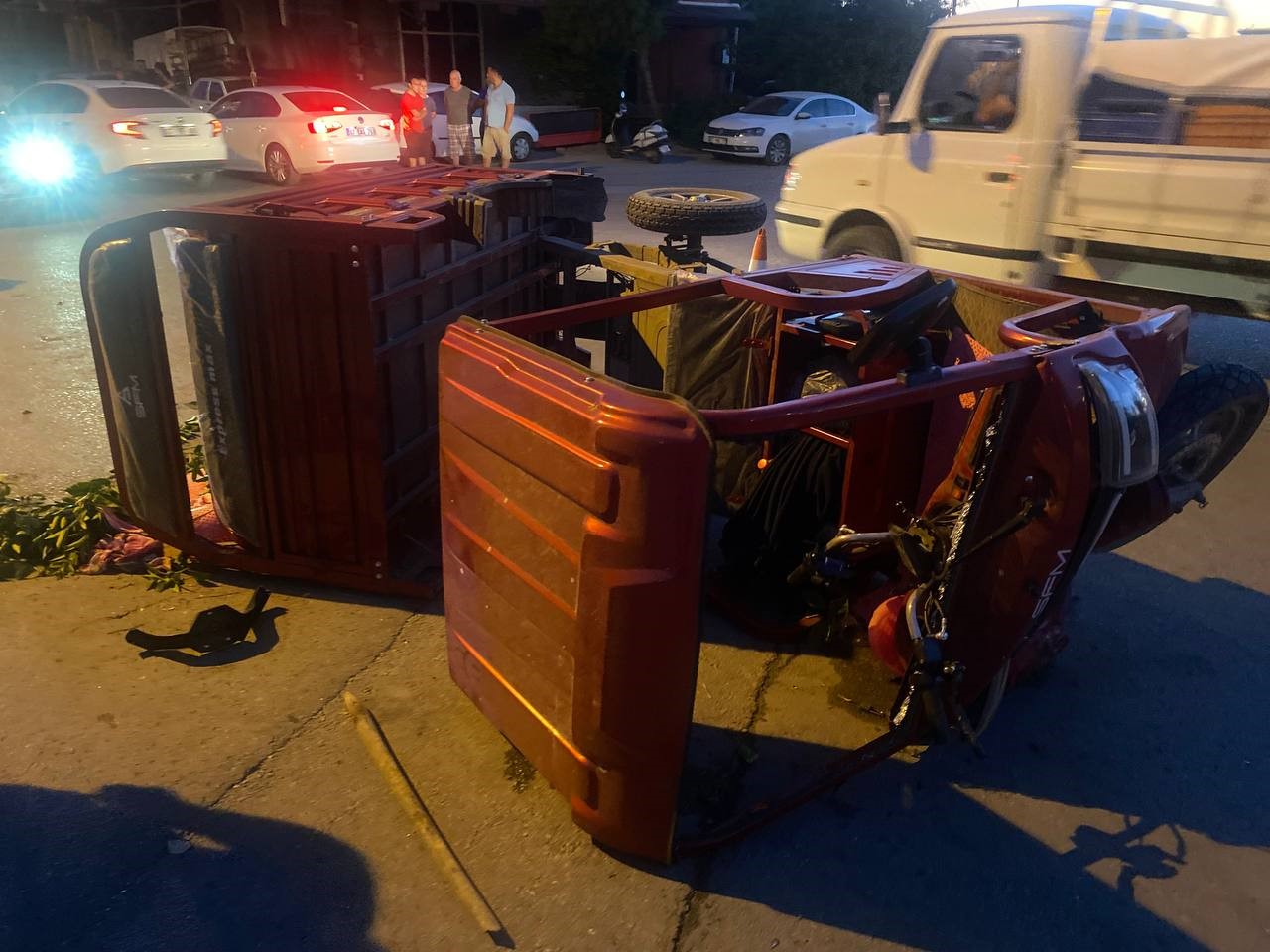 uc tekerli elektrikli motosiklet otomobille carpisti 4 yarali 0 HTdSNsLD