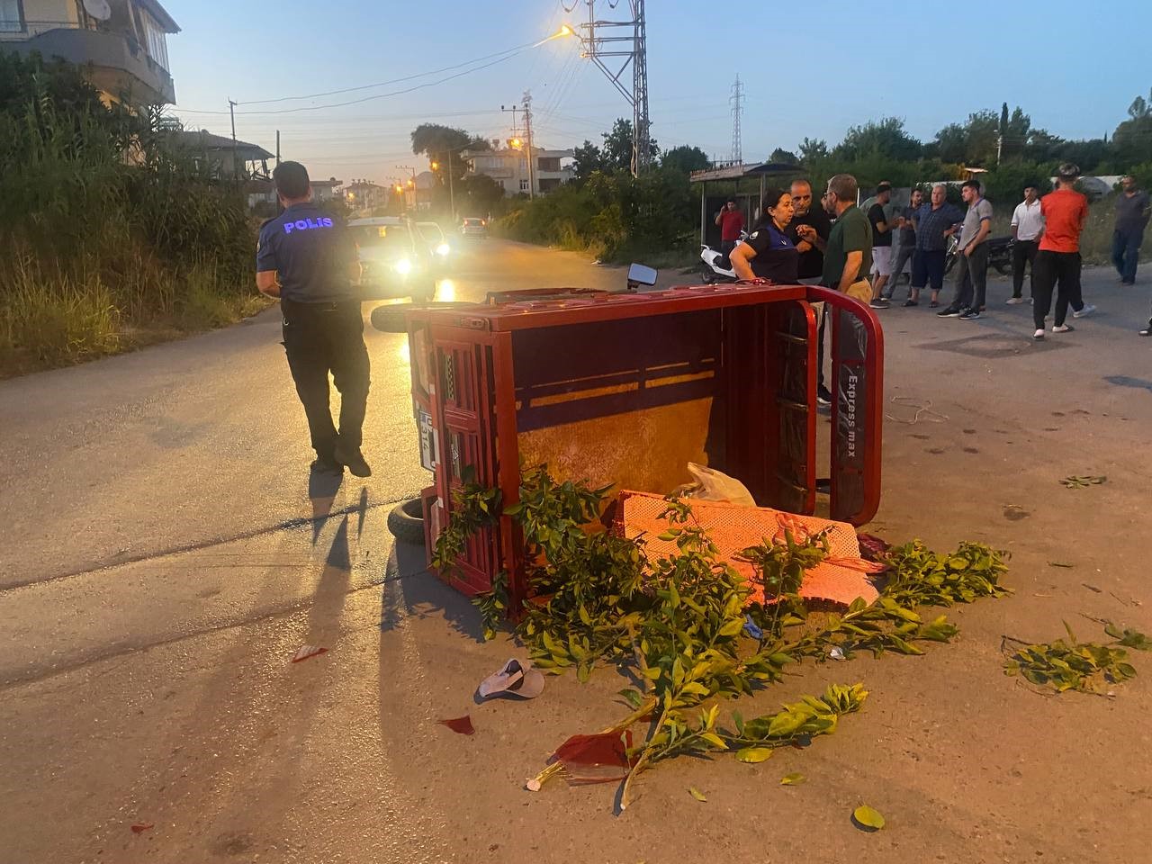 uc tekerli elektrikli motosiklet otomobille carpisti 4 yarali 3 e9fT966F