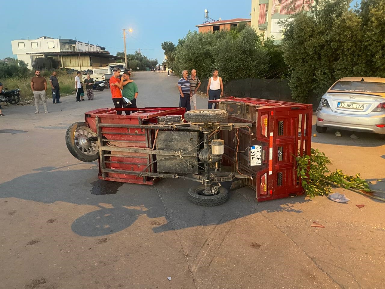 uc tekerli elektrikli motosiklet otomobille carpisti 4 yarali 4 LpBRKvnH
