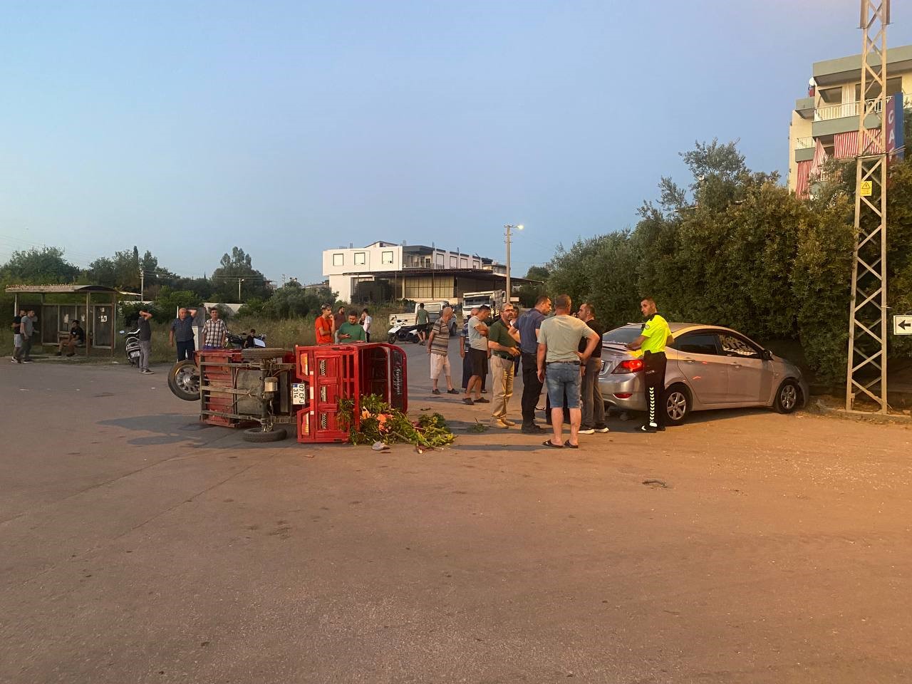 uc tekerli elektrikli motosiklet otomobille carpisti 4 yarali 5 HFvZ7NRH