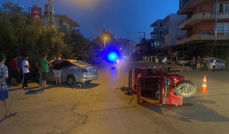 uc-tekerli-elektrikli-motosiklet-otomobille-carpisti-4-yarali-v5AtxJl2.jpg