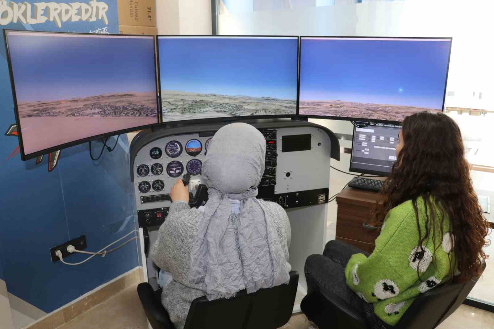 Uçağa binmeden pilot gibi uçuyorlar, simülasyon ile gökyüzüne hazırlanıyorlar 6 ucaga binmeden pilot gibi ucuyorlar simulasyon ile gokyuzune hazirlaniyorlar 2 iMALkaVm
