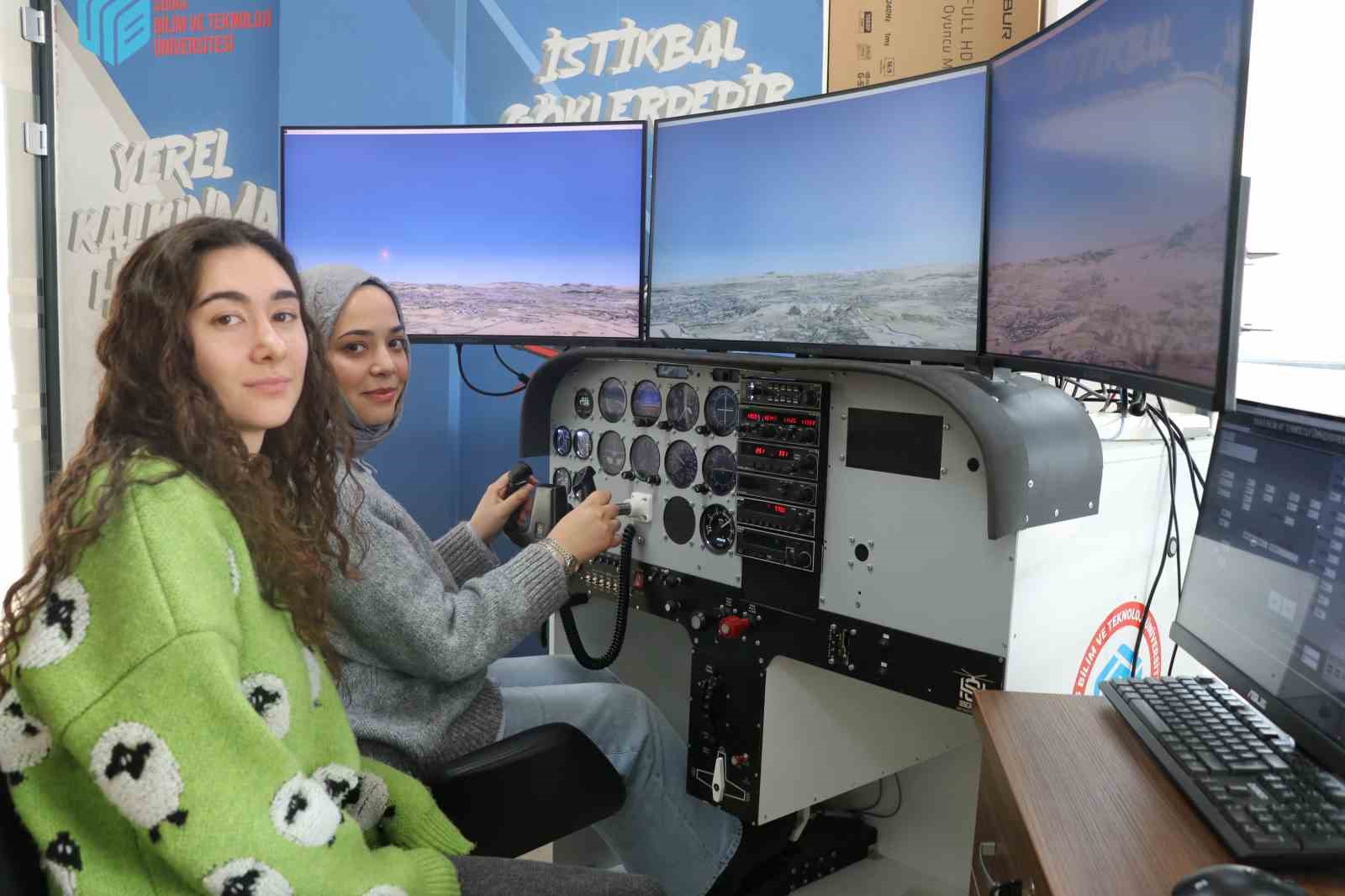 Uçağa binmeden pilot gibi uçuyorlar, simülasyon ile gökyüzüne hazırlanıyorlar 7 ucaga binmeden pilot gibi ucuyorlar simulasyon ile gokyuzune hazirlaniyorlar 3 rpU4TPR6