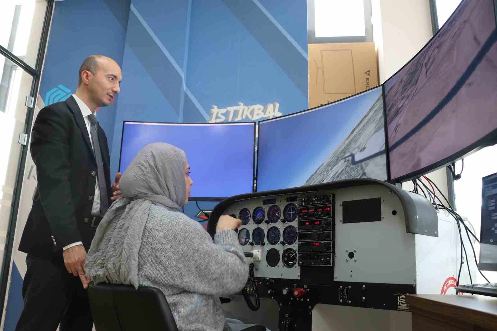 Uçağa binmeden pilot gibi uçuyorlar, simülasyon ile gökyüzüne hazırlanıyorlar 10 ucaga binmeden pilot gibi ucuyorlar simulasyon ile gokyuzune hazirlaniyorlar 6 HQds5qra