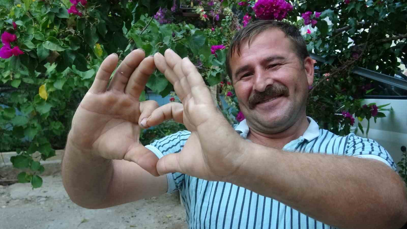 ucaga valizleri yuklerken sempatik tavirlariyla meshur oldu o anlar milyonlarca kez izlendi 0 fOsjHZTF