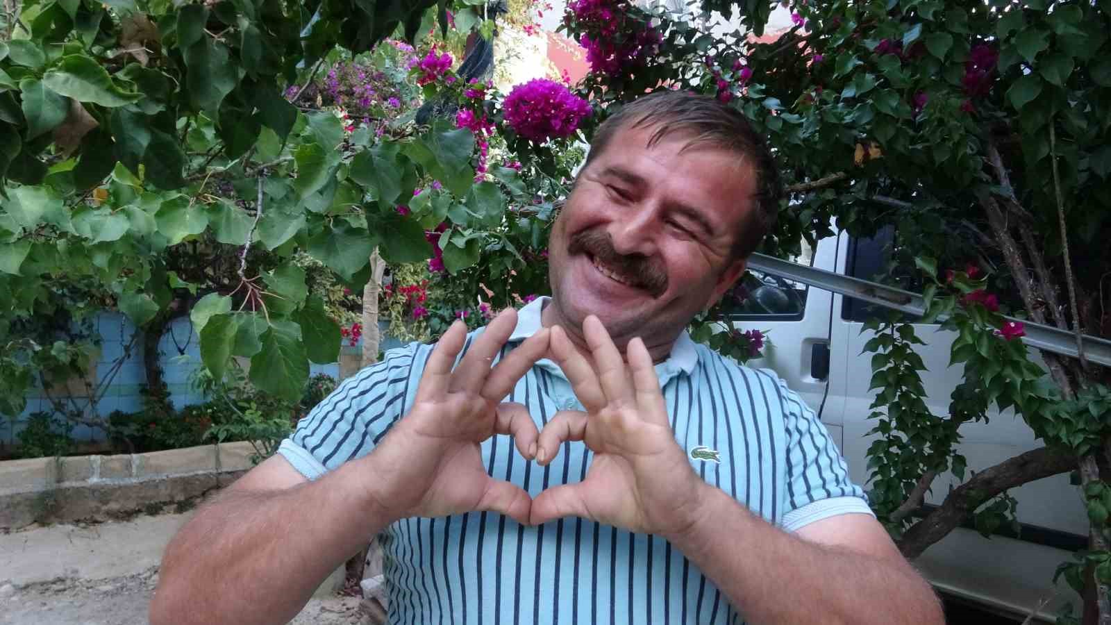 ucaga valizleri yuklerken sempatik tavirlariyla meshur oldu o anlar milyonlarca kez izlendi 2