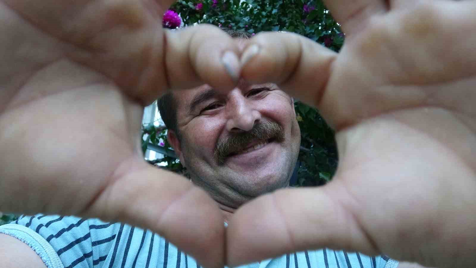 ucaga valizleri yuklerken sempatik tavirlariyla meshur oldu o anlar milyonlarca kez izlendi 3 cwpQUKJ5