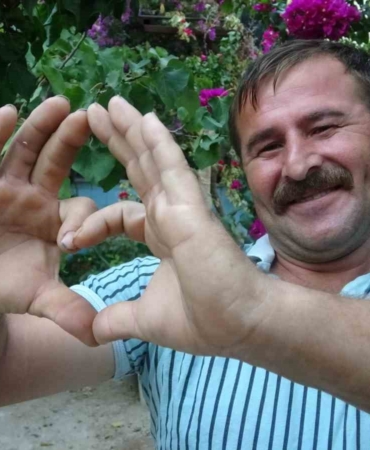 ucaga-valizleri-yuklerken-sempatik-tavirlariyla-meshur-oldu-o-anlar-milyonlarca-kez-izlendi-sr8O87xq.jpg