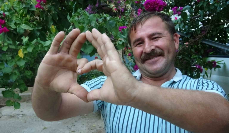 ucaga-valizleri-yuklerken-sempatik-tavirlariyla-meshur-oldu-o-anlar-milyonlarca-kez-izlendi-sr8O87xq.jpg