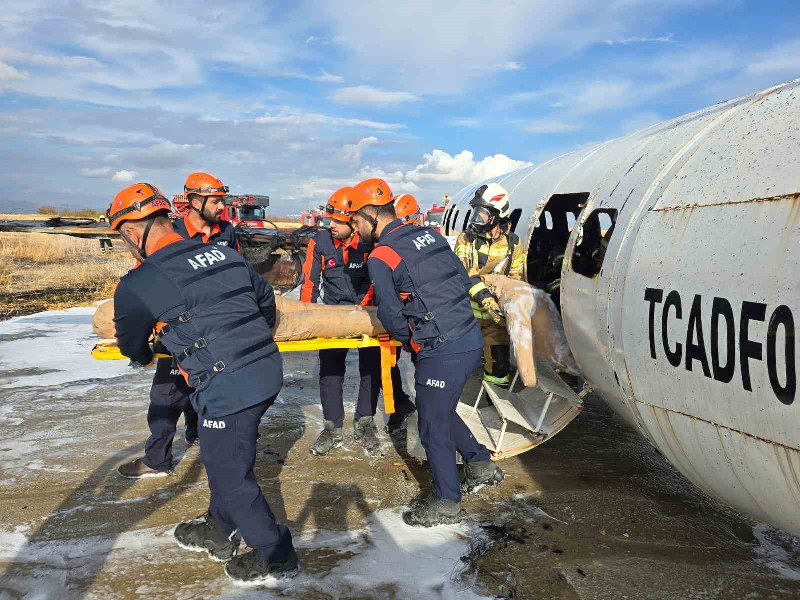 ‘Uçak kaza kırıma uğradı’ tatbikatı nefes kesti 5 ucak kaza kirima ugradi tatbikati nefes kesti 1 q6QA7CX5