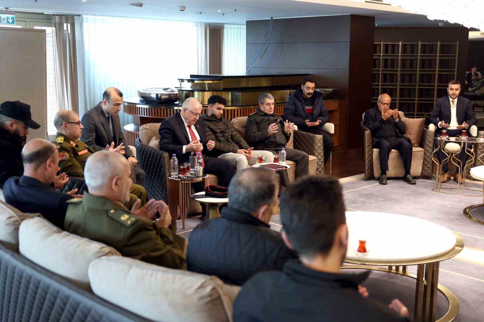 ucak kazasinda hayatini kaybeden libya heyetinin aileleri naaslari almak uzere ankaraya geldi 3 9ZaDKzhh