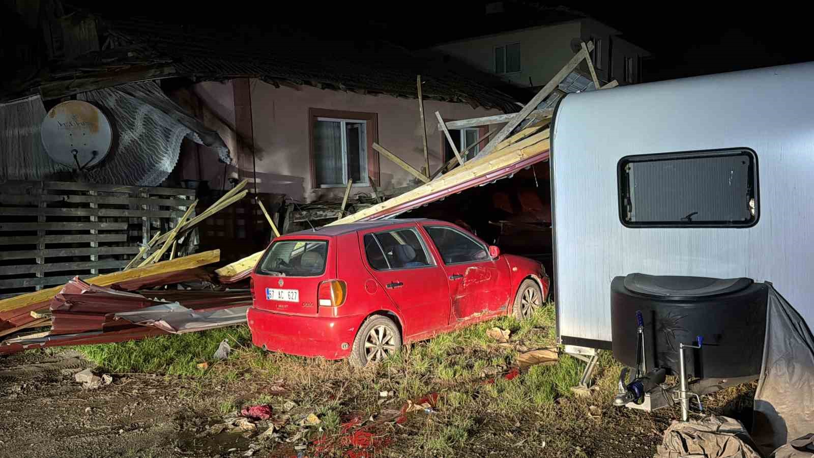 ucan cati ev karavan ve otomobilde hasara yol acti 3
