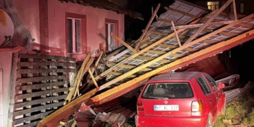 ucan-cati-ev-karavan-ve-otomobilde-hasara-yol-acti-y8uP9Lqa.jpg