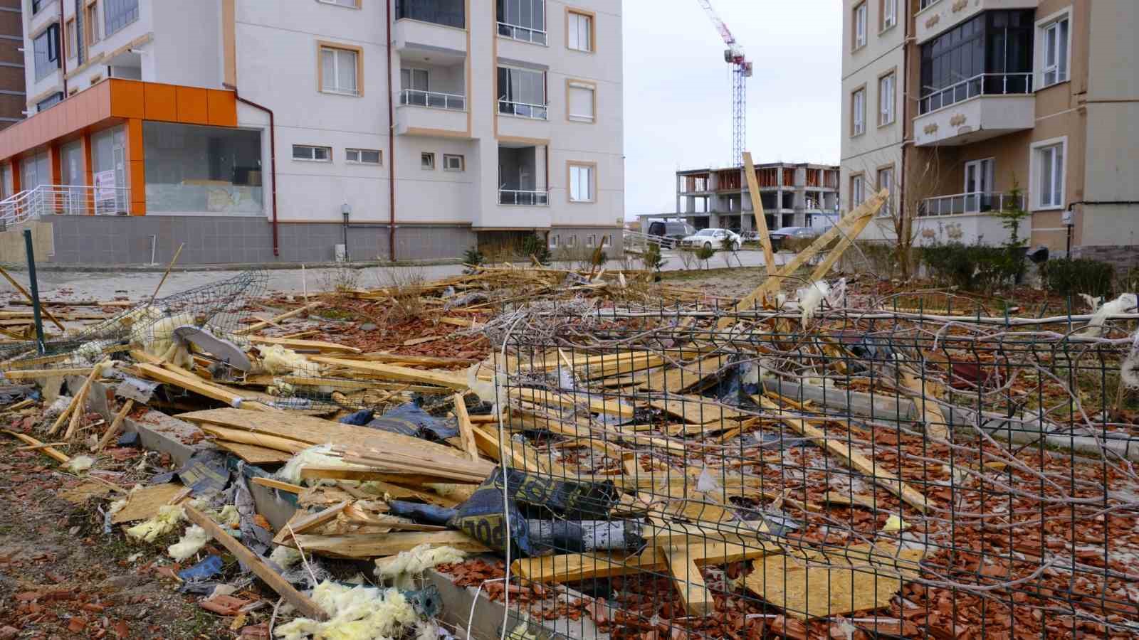 ucan catinin altinda kalmaktan saniyelerle kurtuldu 2 7625Lh7g