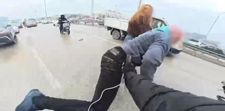 Uçan tekmelerin bedeli ağır oldu... Ehliyetlerine el konuldu, psikotekniğe sevk edildi 5 ucan tekmelerin bedeli agir oldu ehliyetlerine el konuldu psikoteknige sevk edildi 1 4NUpVpP8