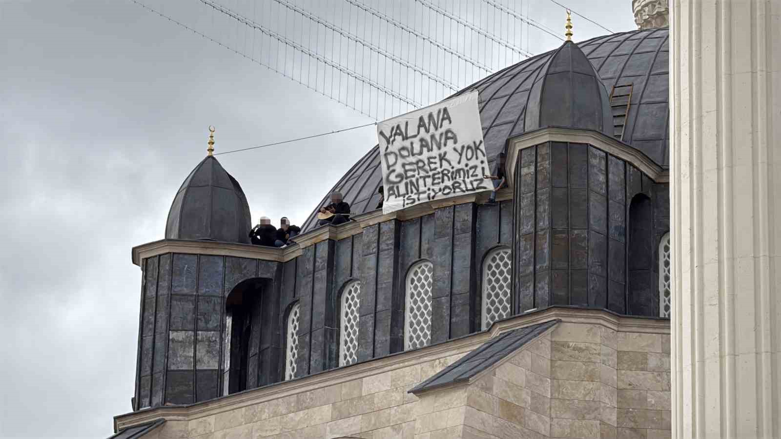 ucretleri odenmeyince calistiklari cami insaatinin kubbesine ciktilar 0 bSDssvDA