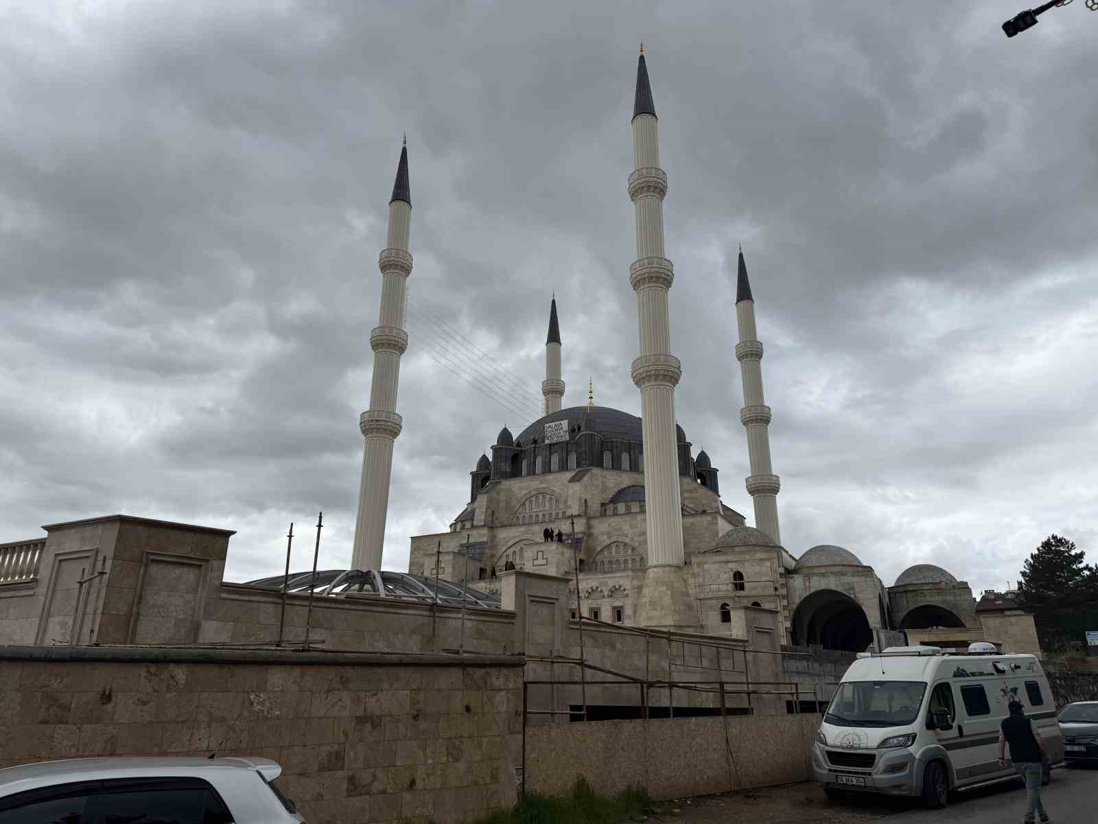 ucretleri odenmeyince calistiklari cami insaatinin kubbesine ciktilar 1 G6ufMwJO