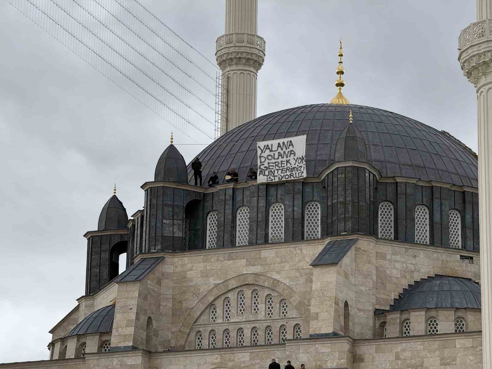 ucretleri odenmeyince calistiklari cami insaatinin kubbesine ciktilar 2 Wm8ED9Xm