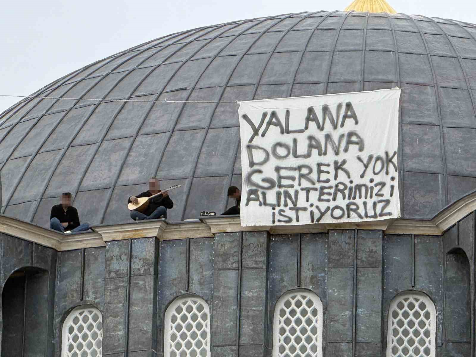 ucretleri odenmeyince calistiklari cami insaatinin kubbesine ciktilar 3 7tJkU4l9