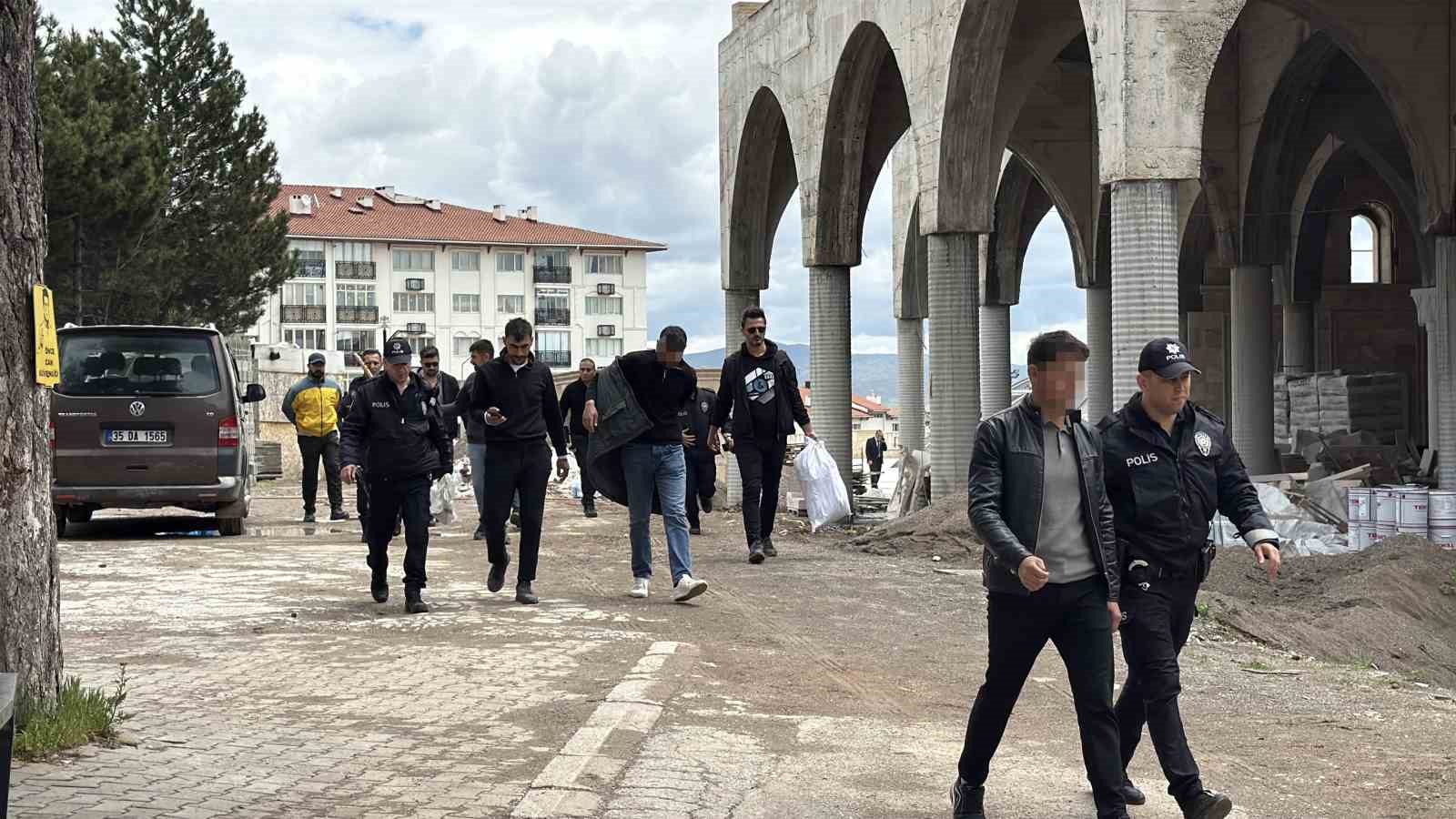 ucretleri odenmeyince calistiklari cami insaatinin kubbesine ciktilar 4 VE7DNi2l