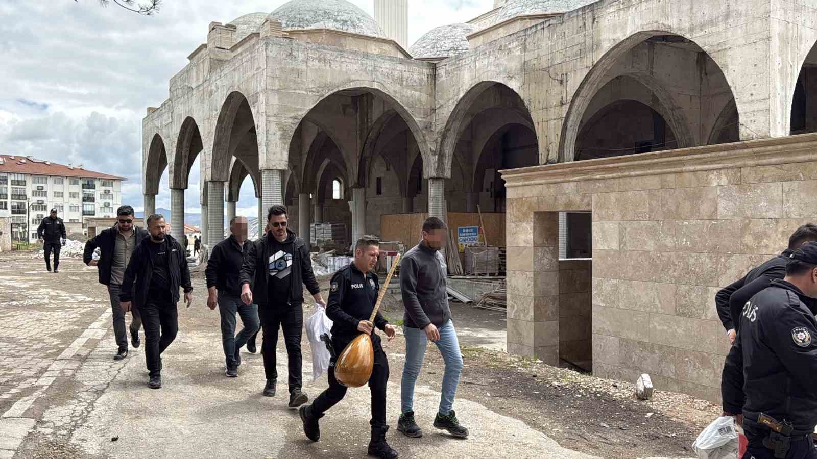 ucretleri odenmeyince calistiklari cami insaatinin kubbesine ciktilar 5 zTWppjEy