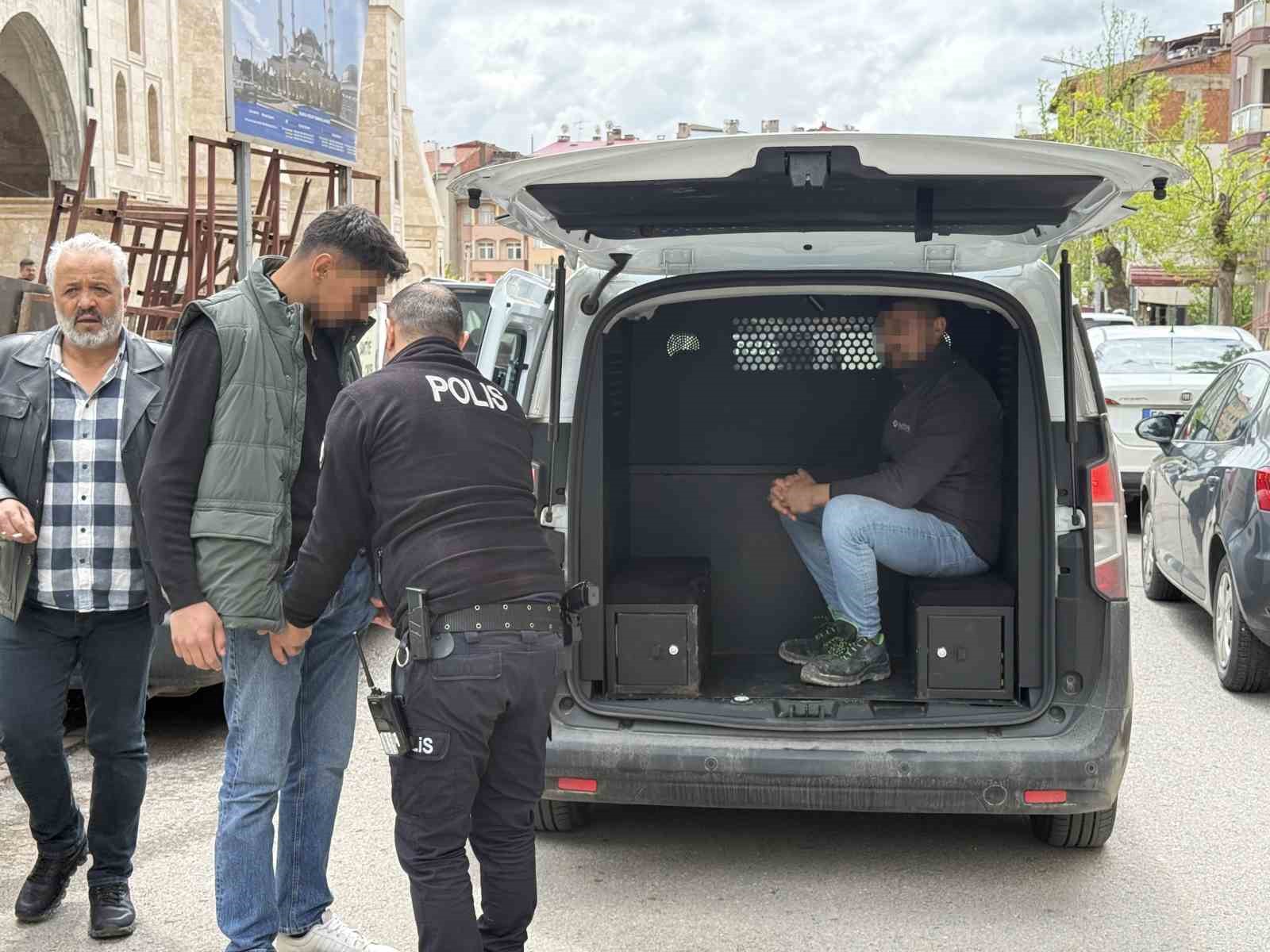 ucretleri odenmeyince calistiklari cami insaatinin kubbesine ciktilar 6 mQlTyneI