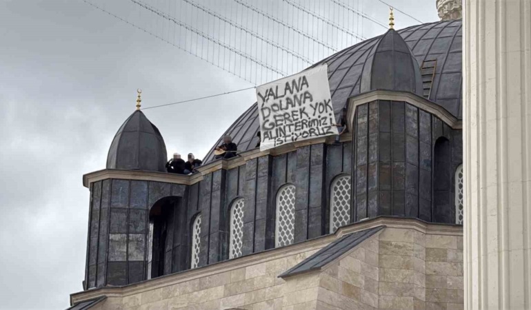 ucretleri-odenmeyince-calistiklari-cami-insaatinin-kubbesine-ciktilar-g4rLPl9g.jpg