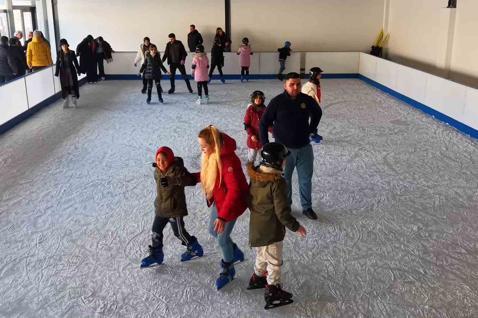 ucretsiz buz pisti cocuklarin yuzunu guldurdu 3 rwya6kSr