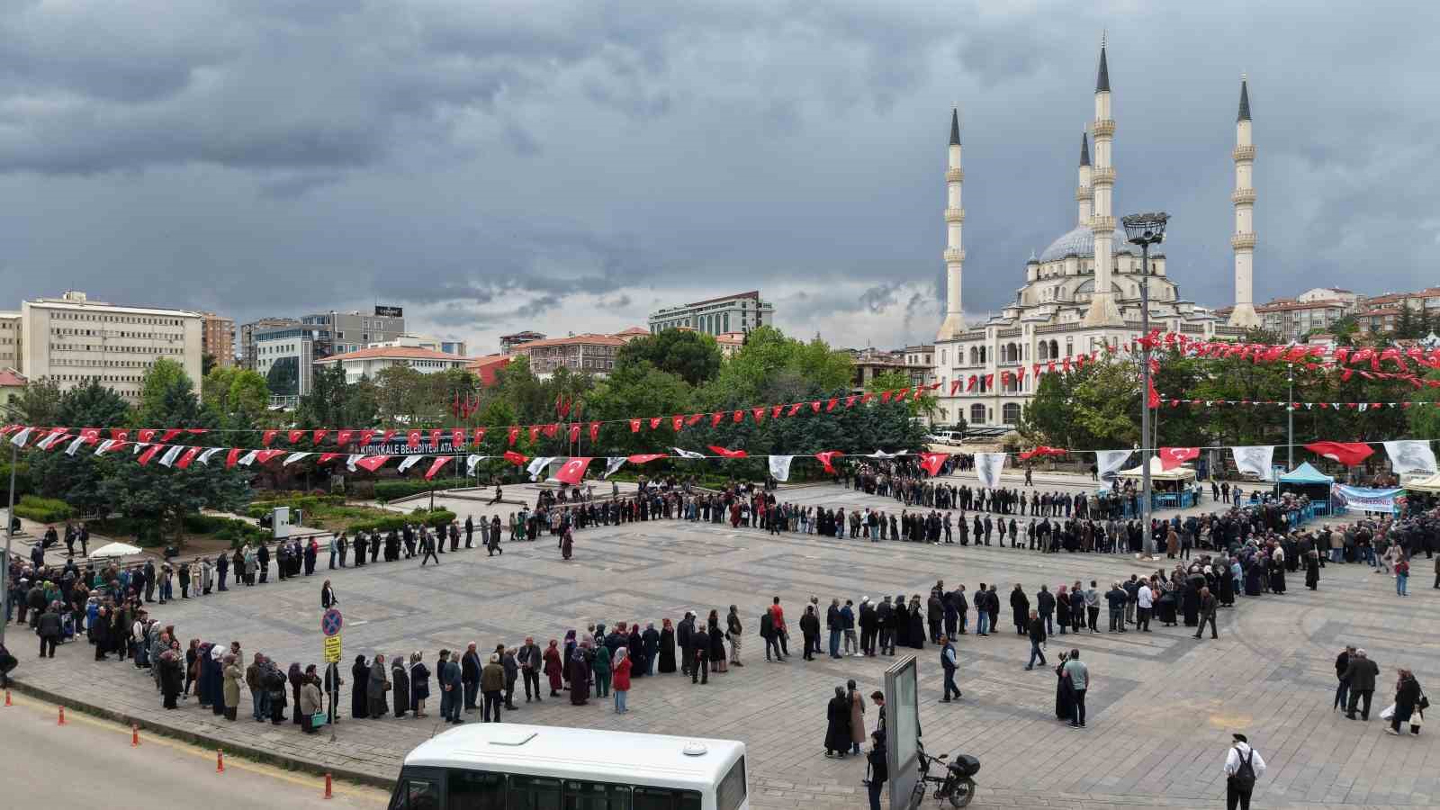 Ücretsiz olduğunu duyan koştu, saatler öncesinden sıraya girdiler: Fide kuyruğu havadan görüntülendi 5 ucretsiz oldugunu duyan kostu saatler oncesinden siraya girdiler fide kuyrugu havadan goruntulendi 1